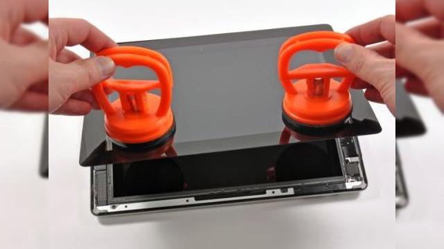 <b>Noul iPad disecat de iFixit, aflăm În sfârșit cât RAM și ce baterie are!</b>După o perioadă de speculații și incertitudine am aflat în sfârșit ce fel de baterie are noul iPad și ce cantitate de RAM se afla la bordul său. și asta mulțumită celor de la iFixit care au pus mâna pe noua tableta Apple și au disecat-o,...