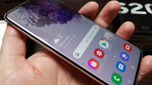 <b>Samsung Galaxy S20: Display cu rată de refresh de 120Hz, luminos şi cu muchii foarte înguste</b>Samsung Galaxy S20 are un ecran Dynamic AMOLED de 6.2 inch, cu rezoluţie de 3200 x 1440 pixeli. Vine cu protecţie Gorilla Glass 6 şi un un orificiu bulina pentru camera selfie. Cititorul de amprente este integrat în ecran, iar acest handset aduce şi..