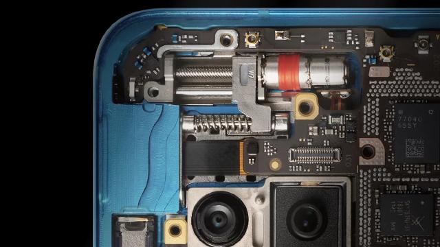 <b>61 de componente într-un centimetru pătrat: Xiaomi Redmi K30 Pro a primit deja o disecţie şi vine cu design Stacked pentru placa de bază</b>Cel mai scăpat telefon chinezesc al începutului de an, poate chiar mai mult decât Huawei P40 Pro în ultima săptămână este Xiaomi Redmi K30 Pro. Zilnic mai apare câte o informaţie, despre cele două camere ale sale de 64 megapixeli, vapor chamber sau...