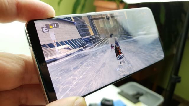 <b>Samsung Galaxy S20: Benchmark-uri de top 10, excelent la jocuri</b>Samsung Galaxy S20 are parte de fix acelaşi procesor Exynos 990 ca şi Galaxy S20+ şi Galaxy S20 Ultra. El vine cu 8 GB RAM şi 128 GB stocare, iar la utilizarea de zi cu zi nu am resimţit deloc lag, evident, ajutaţi şi de One UI 2.1 cel fluid. Am rulat..