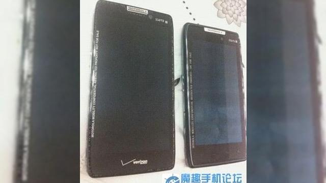 <b>Un nou telefon Motorola Își face apariția, Înrudit cu RAZR, dar cu ecran mai mare</b>Motorola pare a fi gata să treacă la următorul nivel când vine vorba de smartphone-uri, astfel că vedem că pregătesc un handset cu ecran mai mare decât Droid RAZR. Observ și că terminalul e ușor înrudit cu RAZR, din câte arata designul....