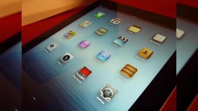 <b>Noul iPad (3) scos din cutie la Mobilissimo.ro! Display cristal, ambalaj identic cu iPad 2! (Video)</b>Iată că a ajuns și noua tableta iPad la noi în teste la Mobilissimo.ro prin amabilitatea celor de la Marketonline.ro, care vând tableta în varianta de 16 GB la prețul de 2.641 de lei. Avem de-a face aici cu o tabletă cu rezoluție impresionantă...