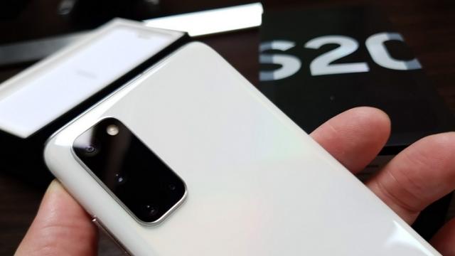 <b>Samsung Galaxy S20 primeşte o actualizare importantă, care include îmbunătăţiri aduse camerei, security patch pe aprilie</b>Samsung Galaxy S20 a primit încă o actualizare software în această săptămână, una care aduce îmbunătăţiri la nivel de cameră, dar şi un nou security patch. Noul build ajunge la versiunea G98x0ZHU1ATCT şi avem detalii despre el mai jos

