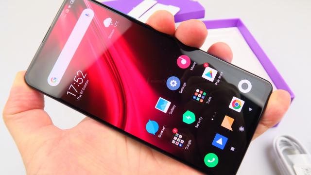 <b>Xiaomi Mi 9T: OS, UI, aplicaţii cu mare axare pe securitate, optimizare</b>Atunci când am testat Xiaomi Mi 9T el venea cu MIUI 10 aplicat peste Android Pie. Ulterior avea să primească un MIUI 11 peste Pie şi apoi alt MIUI 11 bazat pe Android 10. Cei de la Xiaomi au fost precoce şi au pus un Dark Mode chiar de la MIUI..