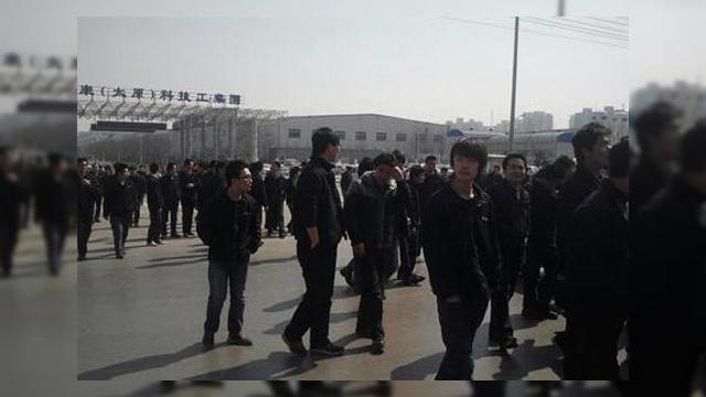 <b>Muncitorii Foxconn intră În grevă, refuză să lucreze la iPhone 5?! (Video)</b>în vreme ce greva muncitorilor de la fabricile Foxconn din China e cap de afiș în presă locală a acestei țări, e interesant de remarcat faptul că Foxconn caută urgent 20.000 de muncitori pentru că "a primit comenzi pentru producția noului...