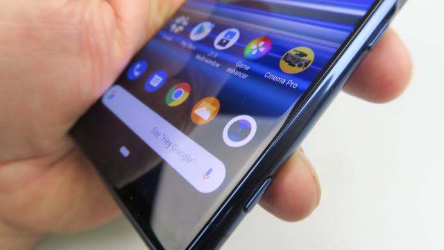 <b>Sony Xperia 5: OS, UI, aplicaţii încă în epoca lui Android Pie, din păcate</b>Câţiva ani la rând Sony a inaugurat versiuni de Android pe flagship-urile sale de toamnă înaintea altor companii. Nu şi în 2019, când Xperia 5 a venit doar cu Android Pie ca şi Xperia 1. Interfaţa e o combinaţie dintre stock/vanilla, cu ceva elemente..