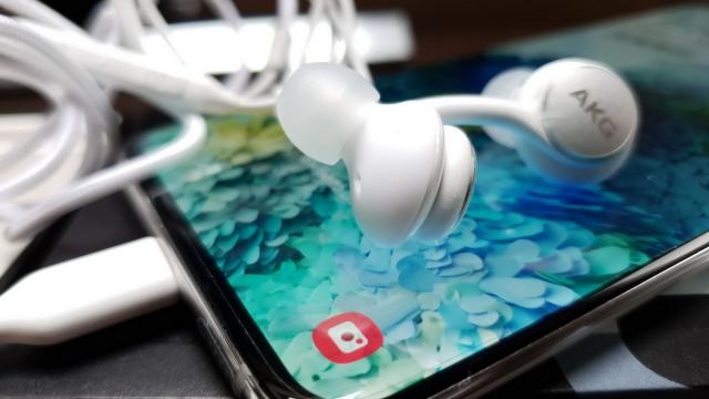 <b>Samsung Galaxy S20: Acustică mai bună decât la S20 Ultra</b>De la Galaxy S9 încoace Samsung a început să pună difuzoare stereo pe flagship-urile sale şi funcţia a devenit una standard. Totuşi telefoanele Samsung Galaxy S au o particularitate: chiar dacă nu rup decibelii în două, ele au un sunet plăcut şi cald..