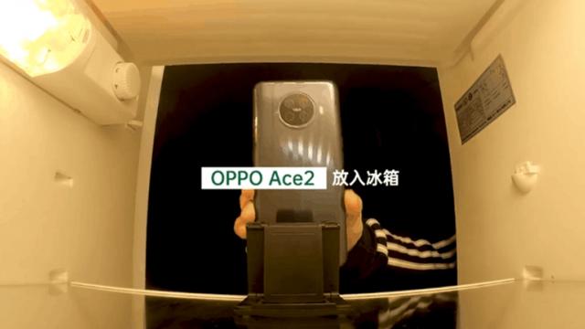 <b>Oppo Ace 2 sare de 620.000 de puncte în AnTuTu închis într-un frigider</b>Cu câteva ore înainte de lansarea lui Oppo Ace 2 de astăzi, telefonul a apărut online sub forma unui spot promoţional pe platforma Weibo. În acela terminalul a fost ţinut într-un frigider şi pus să ruleze AnTuTu, obţinând cel mai mare rezultat
