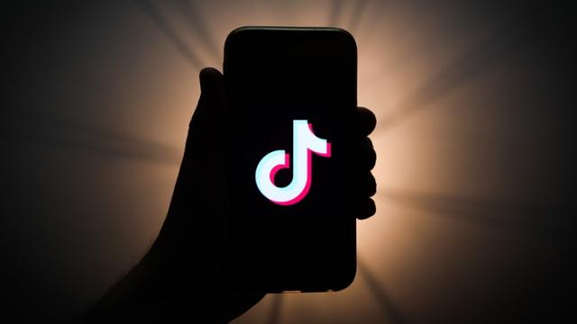 <b>TikTok a ajuns la 1 miliard de descărcări pe Android, îşi continuă ascensiunea de Facebook Killer</b>TikTok a avut o explozie de popularitate pe perioada acestei pandemii şi izolări, devenind o soluţie pentru cei care se simt singuri şi se plictisesc. Fie că e vorba de coregrafii sau lipsync, aplicaţia a atras milioane de oameni să o folosească
