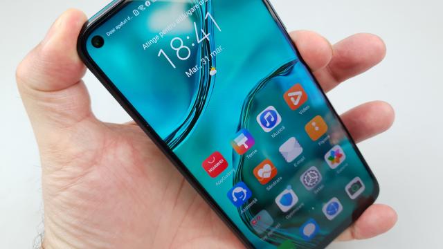 <b>Huawei P40 Lite: Display-ul a depăşit complexul Lite</b>Huawei P40 Lite ajunge la o diagonală de 6.4 inch, după ce predecesorul etala un panou de 6.15 inch. E vorba despre un ecran IPS LCD aici, cu rezoluţie de 2310 x 1080 pixeli şi screen to body ratio de aproximativ 83%. Are muchii înguste, o bărbie minimă..