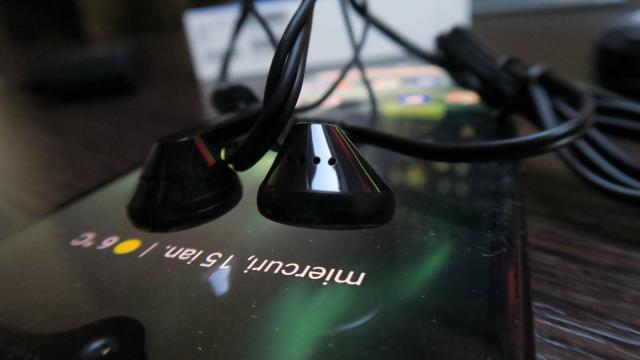 <b>Nokia 7.2: Acustică generoasă cu volumul, zgârcită cu basul</b>Nokia 7.2 nu se dezminte şi ca şi predecesorii săi vine cu un difuzor singular jos. Cumva difuzoarele stereo au apărut mai degrabă pe Nokia 6... care şi acum a rămas un fel de legendă, simbolul revenirii Nokia. În fine, ce primim aici este şi un jack..