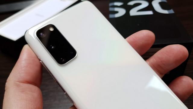 <b>Samsung Galaxy S20: Cameră performantă la maximul rezoluţiei şi zoom-ului său</b>Samsung Galaxy S20 păstrează ansamblul principal de 3 camere pe care îl găsim şi pe Galaxy S20+, dar lasă deoparte senzorul ToF. Astfel avem parte de o cameră principală de 12 MP, cu senzor de 1/1.76 inch şi mărime a pixelilor ed 1.8 microni, plus..