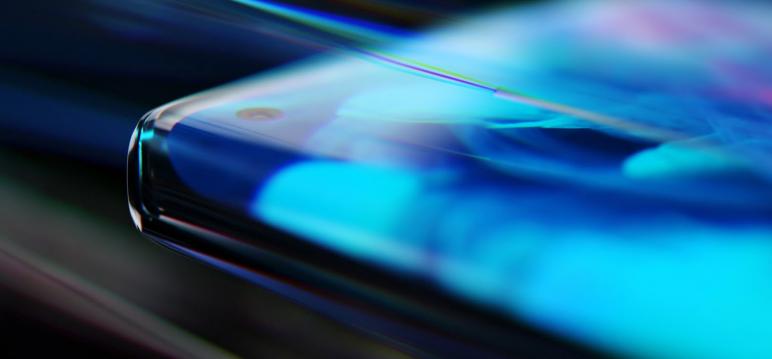 <b>Motorola Edge şi Motorola Edge+ scapă în clipuri oficiale de prezentare cu puţin înainte de lansarea de azi</b>Azi, 22 aprilie este o zi mare pentru Motorola, care trece la un design complet nou pentru telefoanele sale odată cu debutul lui Motorola Edge şi Motorola Edge+. Am vedea şi pentru prima oară dotări de flagship real pe un telefon Motorola, după câţiva ani