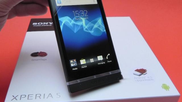 <b>Sony Xperia S unboxing - primul Xperia cu branding Sony Își dezvăluie partea transparentă (Video)</b>Sony Xperia S este primul terminal cu branding Sony Xperia, după ce Sony Ericsson a devenit pur și simplu Sony, prin cumpărarea acțiunilor Ericsson de către compania japoneza. Xperia S tocmai ne-a sosit în teste și vi-l prezentăm astăzi într-un...