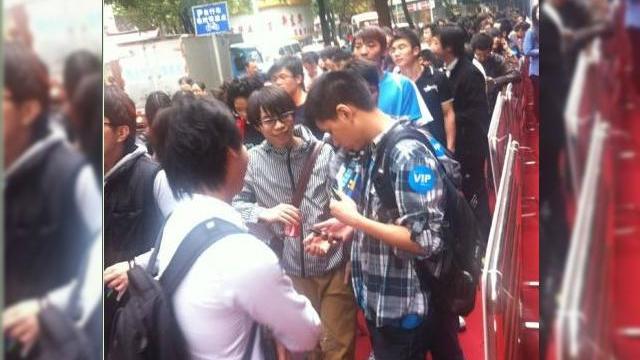 <b>La coadă pentru Nokia Lumia 800C - nebunie În China!</b>Asia e un continent ciudat... în Indonezia lumea se calcă în picioare pentru BlackBerry-uri noi, apoi în China este anulată lansarea unui iPhone pe motiv de scandal și bisnita. Acum vedem o coadă imensă în fața unui magazin local chinez care...