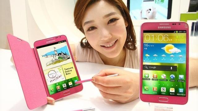 <b>Samsung Galaxy Note acum și pe roz, pentru domnișoarele care doresc un stylus și un ecran mare</b>Smartabletul Samsung Galaxy Note a făcut furori în ultimele luni, atingând vânzări de peste 5 milioane de unități la finalul lunii trecute. Ei bine acum iată terminalul în varianta de culoare roz sosind în Coreea de Sud deocamdată și probabil...