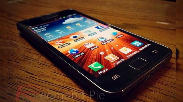 <b>Samsung Galaxy S III deja În teste la operatori, dar doar deghizat</b>După ce am aflat că Samsung Galaxy S III ar putea sosi în trimestrul 3 și că va avea un buton Home fizic, descoperim astăzi că telefonul e deja în teste la operatori. Se pare că formă sa reală a fost "ascunsă" de un design generic, conform...