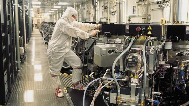 <b>Victorie Apple cu tehnologie Samsung! iPad 2 cel ieftin folosește un chip A5 cu 40% mai mic!</b>Deja începe diferențierea și între generațiile de iPad 2, astfel că se pare că varianta de 399 de dolari promovată în SUA odată cu lansarea lui iPad 3 are un procesor ușor diferit față de primul iPad 2. Un articol al celor de la Chipworks...