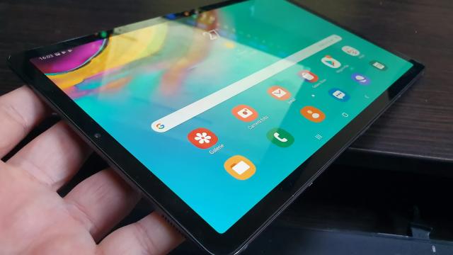 <b>Samsung Galaxy Tab S5e: OS, UI, aplicaţii cu extra productivitate prin DeX</b>Samsung Galaxy Tab S5e ne-a sosit cu One UI 1.1 peste Android 9.0 Pie. Are un agregator Bixby pe cel mai din stânga homescreen care afişează ştiri, GIF-uri, recomandări de restaurante din zonă şi de aplicaţii din magazinul Samsung. One UI înseamnă..