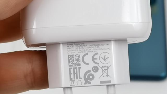 <b>Oppo Find X2: Baterie senzaţională, inclusiv, sau mai ales la încărcare</b>Oppo Find X2 vine din start cu propunerea celui mai puternic încărcător văzut de mine pe viu, cel de 65W SuperVOOC 2.0 oferit la pachet. Nici bateria de la interiorul telefonului nu trebuie neglijată, una de 4200 mAh, împărţită în două unităţi de 2100 mAh