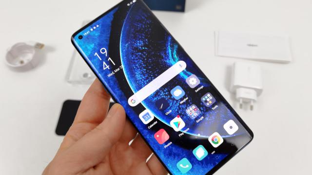 <b>Oppo Find X2: Benchmark-uri cu scoruri uriaşe şi o tendinţă de a trişa</b>Oppo Find X2 vine cu dotări care îl fac bun să concureze cu orice flagship de pe piaţă, de la procesorul Snapdragon 865 până la cei 12 GB RAM de la bord. Are şi 256 GB stocare UFS 3.0 şi nu suferă deloc de lag. Jocurile rulează pe Ultra şi arată excelent