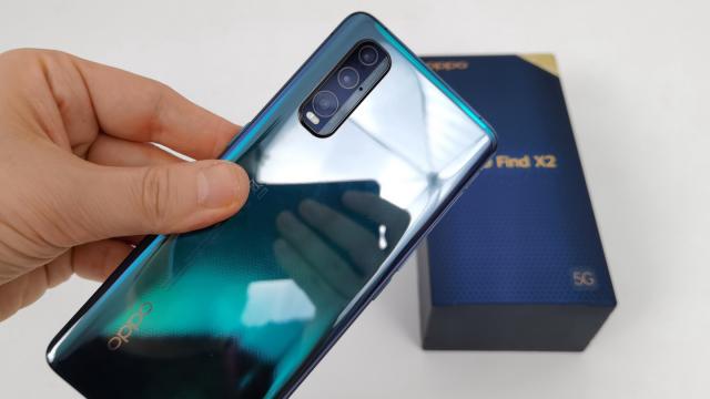 <b>Oppo Find X2: Acustică stereo cu destul bas, volum şi putere</b>Oppo Find X2 vine cu difuzoare stereo, unul sus şi unul jos, aşa cum şade bine unui telefon cu pretenţii în 2020. Mai mult de atât Oppo se laudă că difuzorul de jos, cel principal are o incinta de 0.65 centimetri cubi, deci una foarte generoasă.