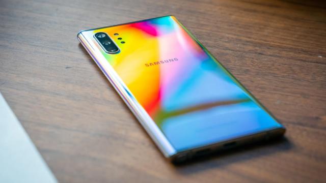 <b>Turul Magazinelor #702: Galaxy Note 10+ la cel mai mic preţ, Xiaomi Black Shark 3 în România, Nikon D610 la preţ excelent</b>Ziua de 13 pare să fie cu noroc astăzi, pentru că am găsit un preţ bun pentru Galaxy Note 10+, dar şi un new entry pe piaţa telefoanelor de gaming de la noi. E vorba despre Xiaomi Black Shark 3. Avem şi