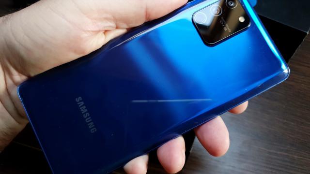 <b>Samsung Galaxy S10 Lite: Design mai apropiat de seria Galaxy A, decât de Galaxy S</b>Samsung Galaxy S10 Lite face puţine compromisuri faţă de alte telefoane numite "Lite", dar printre ele se numără şi materialele folosite pentru construcţia sa. E un telefon cu corp din plastic, albastru în cazul versiunii noastre. Se simte mai apropiat de