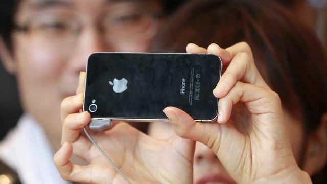 <b>iPhone 4S și succesul numit China..</b>Vorbim de piața cu cel mai mare potențial la nivel global. Apple uimește prin rezultatele financiare de aici. Mă așteptam ca smartphone-urile cu Android să performeze și asta pentru că oferă o sumă de modele și prețurile variază de la ieftin...