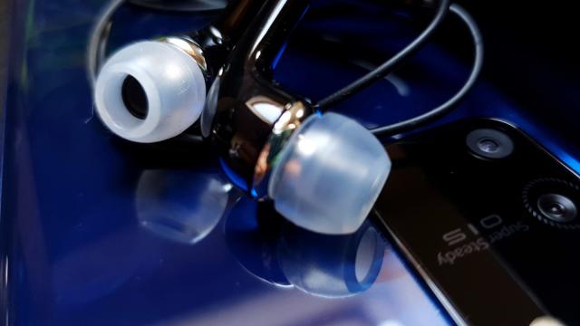 <b>Samsung Galaxy S10 Lite: Acustică mono, potentă la jocuri</b>Samsung Galaxy S10 Lite lasă în urma acustica stereo de pe seria Galaxy S10 şi optează pentru un difuzor singular, plasat jos. Are o grilă mică şi nu va fi acoperit cu mâna din greşeală în landscape. Experienţa muzicală a fost mulţumitoare ca volum, sunet