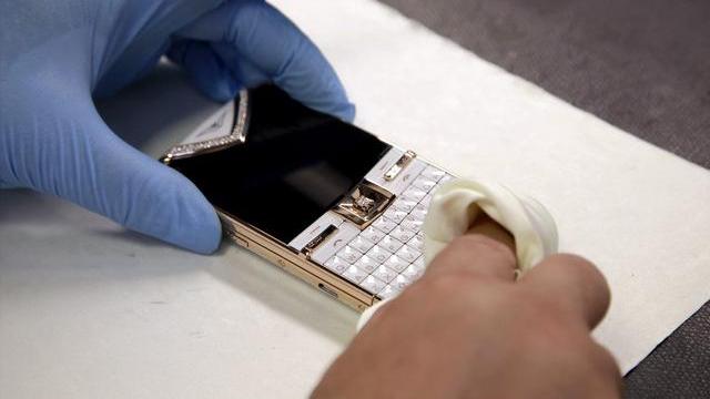 <b>Nokia Își vinde "bijuteria coroanei" Vertu pentru 200 de milioane de euro</b>Având în vedere pierderile Nokia din ultimul trimestru și predicțiile deloc strălucite pentru următoarea perioadă, e cazul nu doar ca firma finlandeză să facă restructurări ci poate chiar să înceapă să vândă segmente ale sale. Unul dintre...