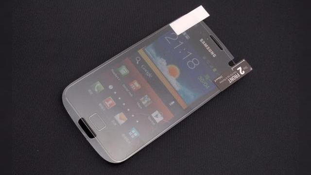 <b>Folia protectoare pentru ecranul lui Samsung Galaxy S III comparată cu Galaxy S II</b>Seria de zvonuri cu privire la Samsung Galaxy S III continua astăzi cu o folie protectoare pentru ecranul telefonului, aplicată peste un Galaxy S II. Astfel, ne putem face o idee cu privire la dimensiunile telefonului, dacă le comparăm cu precedentul...