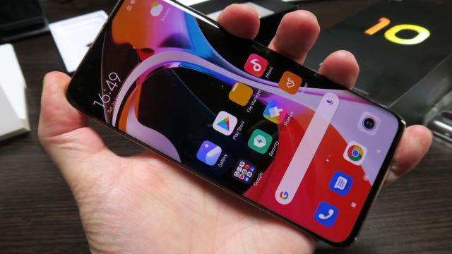 <b>Xiaomi Mi 10 Pro 5G: Conectivitate fără cusur în 2020</b>Xiaomi Mi 10 Pro 5G este un telefon supradotat la conectivitate, pentru că nu îi lipseşte nimic. Are WiFi 6, are 4G şi 5G, are GPS dual band, dar şi port USB-C. Are până şi port infraroşu, cu care controlezi televizorul şi set-top-box-ul, dar şi aparatul