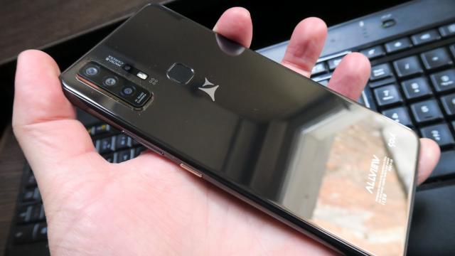 <b>Allview Soul X7 Pro: Design demn de numele "Pro", pe bază de sticlă şi metal</b>Allview Soul X7 Pro este perfect aliniat cu trendurile momentului că design: bifează "sandvişul" din sticlă şi metal, camera selfie decupată în ecran şi un ecran cu muchii înguste. Este o raritate la Allview să vedem un telefon cu spate şi fata din sticlă