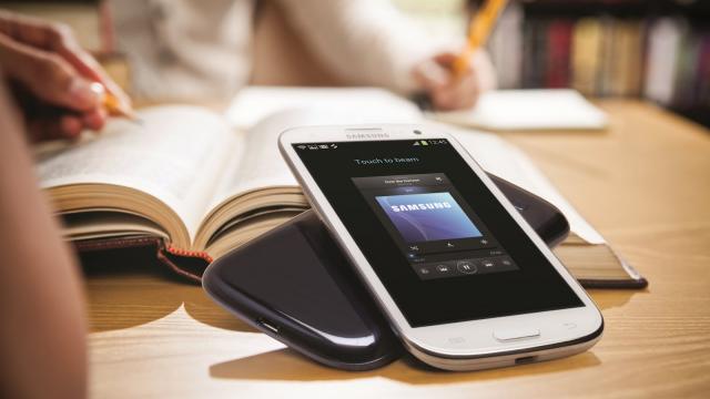 <b>Samsung Galaxy S III vs HTC One X vs LG Optimus 4X HD vs Huawei Ascend D quad - telefoanele quad core cu Android sub analiză</b>Aseară a fost prezentat Samsung Galaxy S III. O parte dintre specificiațiile sale au fost intuite în mod corect: ecranul de 4.8 inch de tip Super AMOLED cu rezoluție HD, procesor Exynos quad core la 1.4 GHz, 1 GB RAM, Android 4.0.4 Ice Cream Sandwich,...