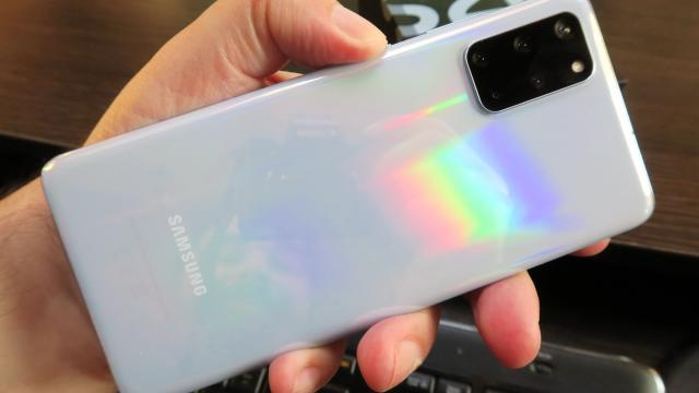 <b>Samsung Galaxy S20+: Design plăcut în faţă, formulaic în spate</b>Samsung Galaxy S20+ e mai degrabă un S20 mai mare, decât un S20 Ultra mai mic. S20 Ultra a avut grijă să pluseze cu acea cameră protuberanta pentru extra personalitate, dar ea poate fi binecuvântare şi blestem la cât de mare e. Galaxy S20+ are o fațadă..