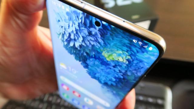 <b>Samsung Galaxy S20+: Display savuros cu o gamă de culori largă</b>Samsung Galaxy S20 şi S20 Ultra şi-au dovedit deja calitatea ecranelor în recenziile noastre, dar în acelaşi timp nu au bătut recorduri de luminozitate. Pe aceeaşi linie continuă şi Samsung Galaxy S20+, cu un panou intermediar: dacă 6.9 inch e prea mult..
