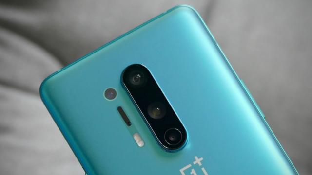 <b>OnePlus 8 Pro testat de DxOmark: ajunge pe locul 10, stabilizează bine la video, nu impresionează noaptea</b>A venit şi rândul lui OnePlus 8 Pro să primească verdictul de la DxOMark, iar el ajunge pe locul 10 în ierarhia francezilor, înlăturându-l pe Galaxy S20+ de pe acea poziţie. Flagship-ul actual OnePlus 