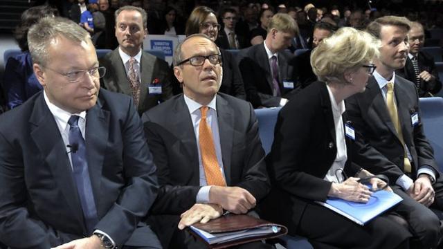 <b>Fostul CEO Nokia Jorma Ollila recunoaște că finlandezii nu stau bine la capitolul software</b>Numele Jorma Ollila probabil că nu va spune multe, dar trebuie să aflați că domnul cu cravată portocalie din imaginea de mai jos este CEO-ul care a dus Nokia pe culmile gloriei. Jorma Ollila a fost CEO al companiei finlandeze între 1992 și 2006,...