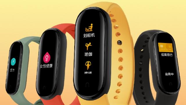 <b>Xiaomi Mi Band 5 se lasă admirat într-un poster oficial; Descoperim variantele de culoare în care va sosi</b>Cu pași repezi ne apropiem de lansarea oficială a lui Xiaomi Mi Band 5, purtabil care tocmai ce a avut suportul NFC pentru plăți confirmat și care astăzi ni se prezintă într-o nouă randare oficială