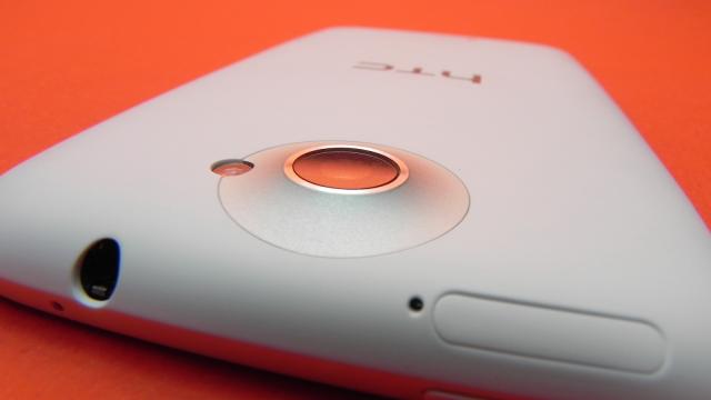 <b>HTC One X oferă posibilitatea de a activa camera foto via headset bluetooth [video]</b>HTC One X este unul dintre smartphone-urile de top ale momentului. Sense 4.0 oferă o experiență plăcută și pot să confirm asta deși zilele acestea am pe mână cel mai ieftin smartphone din seria One - One V. &nbsp; Un site chinezesc a descoperit...