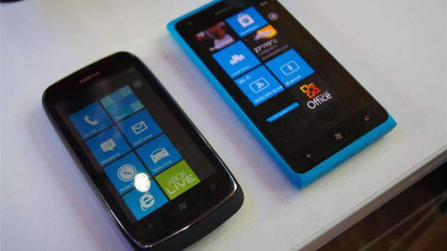 <b>Nokia Lumia 610 NFC În România - primele impresii</b>Nokia a adus la #mmc12 și Lumia 610 NFC pe lângă viitorul lor vârf de gamă pe plan local - Lumia 900. Este un telefon entry level cu Windows Phone care a debutat în Asia de Sud, primul de acest fel. &nbsp; M-am jucat cu el preț de câteva minute...