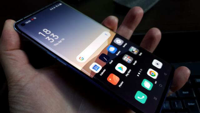 <b>Oppo Reno 3 Pro (5G): OS, UI, aplicaţii cu Color OS 7.0 în frunte, peste Android 10</b>Dacă aţi urmărit recenzia pe care i-am făcut-o lui Oppo Find X2, atunci ştiţi exact ce primiţi şi pe Oppo Reno 3 Pro 5G. La urma urmei, este acelaşi Android 10 plus color OS, e drept aici Color OS 7.0 şi nu 7.1. Interfaţa este plată şi minimalistă..