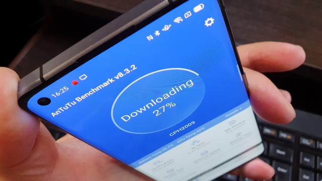 <b>Oppo Reno 3 Pro (5G): Benchmark-uri superioare telefoanelor cu Snapdragon 730 şi flagship-urilor de acum 2 ani</b>Oppo Reno 3 Pro 5G este un hibrid interesant de dotări high midrange şi de flagship. Avem 12 GB la bord, dar şi procesorul Snapdragon 765G la interior, alături de 128 sau 256 GB stocare. Nu avem slot microSD şi nici lag. Jocurile au rulat perfect la..