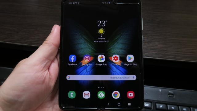 <b>Samsung Galaxy Fold: OS, UI, aplicaţii cu multitasking la un nou nivel</b>Samsung Galaxy Fold poate fi cumpărat că telefon de business asta e sigur, dar automat devine şi înlocuitor de tableta, având în vedere extinderea ecranului său. E în continuare primul telefon pliabil de pe piaţă, deci asta vine cu sacrificii şi compromis