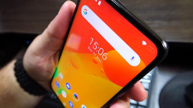 <b>Allview Soul X7 Pro: OS, UI, aplicaţii cu Android Pie, un asistent AVI evoluat</b>Allview Soul X7 Pro este un telefon care rulează Android 9 Pie, deşi ne-am fi dorit să vedem Android 10 la bord. Interfaţa custom aplicată peste Android Pie se numeşte Visual UI 3.0, cu care suntem familiarizaţi de anul trecut.