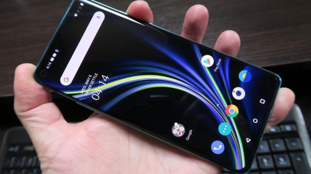 <b>OnePlus 8: Conectivitate cu viteze de flagship, agregare de benzi, 5G</b>OnePlus 8 este un telefon care vine atât cu suport 4G, cât şi 5G, dar şi cu WiFi 6, deci e aliniat cu cele mai mari viteze de conexiune wireless posibile. Pe partea de LTE/LTE-A vine cu suport 4x4 MIMO şi suportă până la LTE Categoria 18 la download..
