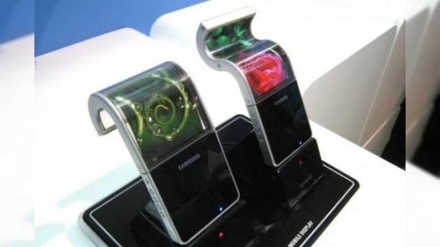 <b>Comenzi masive de ecrane Samsung OLED flexibile indica apropierea unui prim telefon flexibil comercial</b>Display-urile OLED flexibile de la Samsung ar putea în curând să devină ceva mai mult decât produse expuse la târguri de tehnologie. Aparent Samsung ar fi primit comenzi uriașe de panouri pentru ecrane de acest gen, semn că display-urile numite...