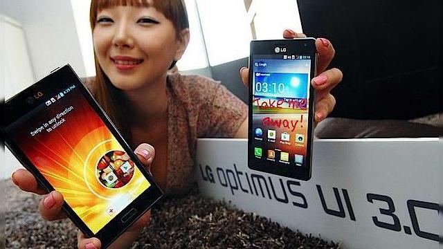<b>LG UI 3.0 se dorește a fi o interfață simplă pentru Android 4.0 Ice Cream Sandwich</b>Android 4.0 Ice Cream Sandwich a evoluat mult la nivel de interfață și se mișcă excelent pe Samsung Galaxy Nexus. Asta a făcut ca să apară o presiune asupra producătorilor de telefone și să aducă interfețe cât mai rapid și intuitive. Sense...