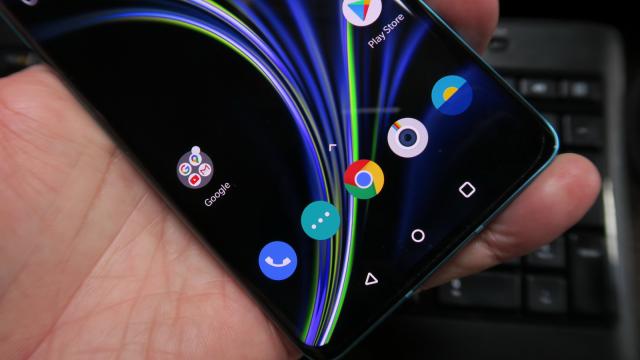 <b>OnePlus 8: Display de 90 Hz, corect calibrat coloristic şi luminos</b>OnePlus 8 are un ecran Fluid AMOLED bun de flagship, conform cerinţelor actuale. Are screen to body ratio mare, de 88%, rezoluţie de 2400 x 1080 pixeli, aspect 20:9 şi protecţie Gorilla Glass 5. Mai vine cu suport HDR10+ şi refresh rate de 90 Hz. Cel de 1